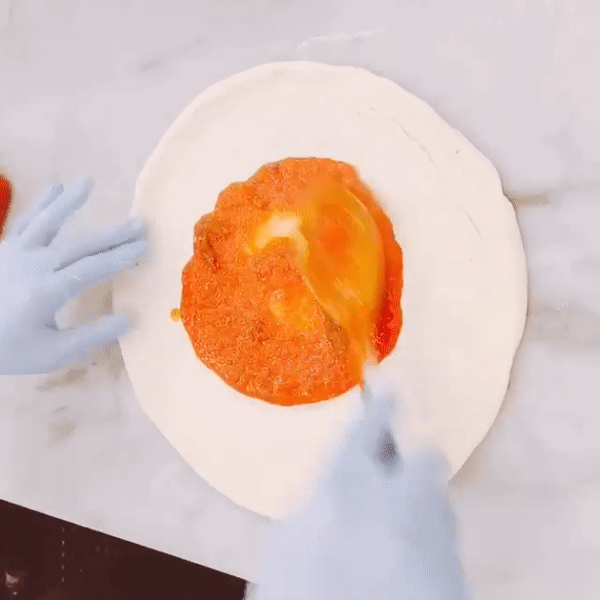 Så här bakar du ut din pizzadeg hemma